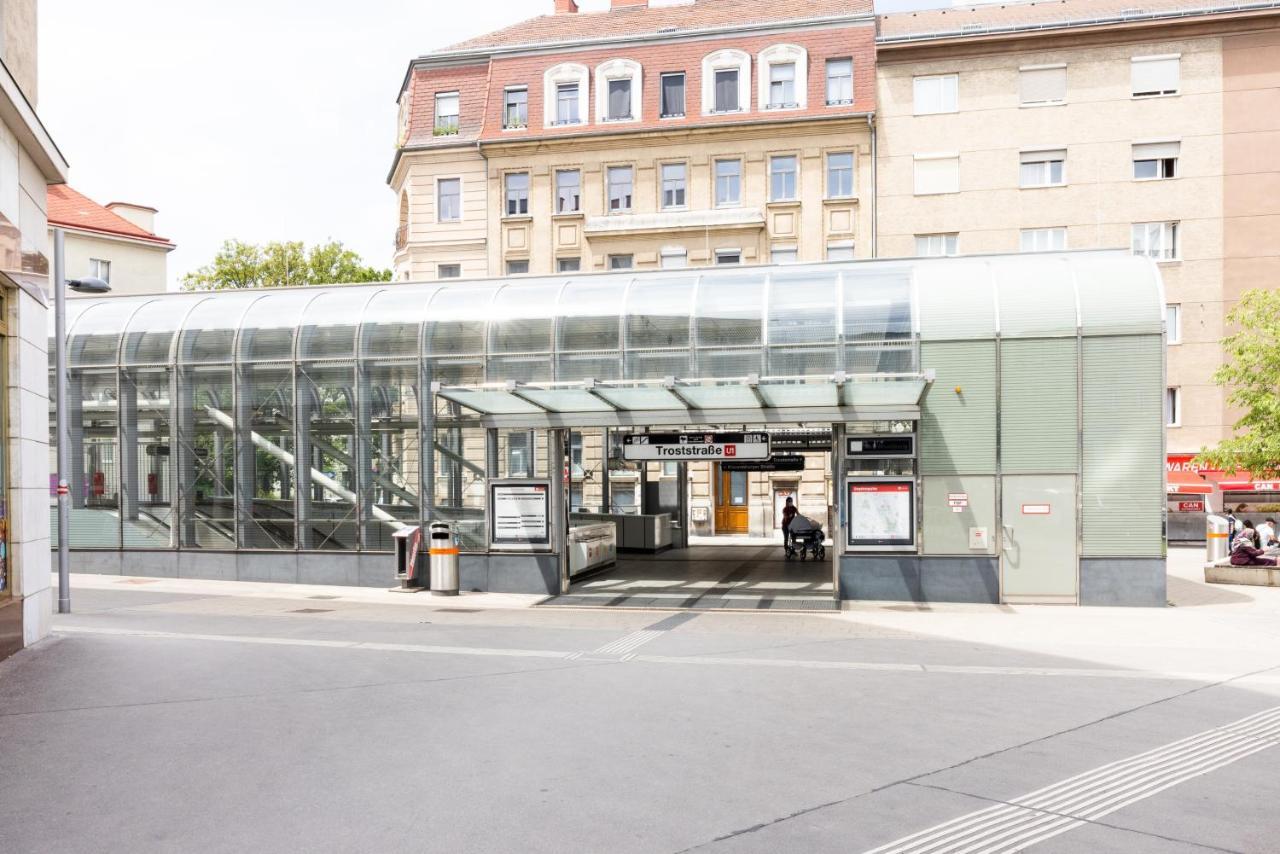 Yeshello Central Station Vienna Exterior photo