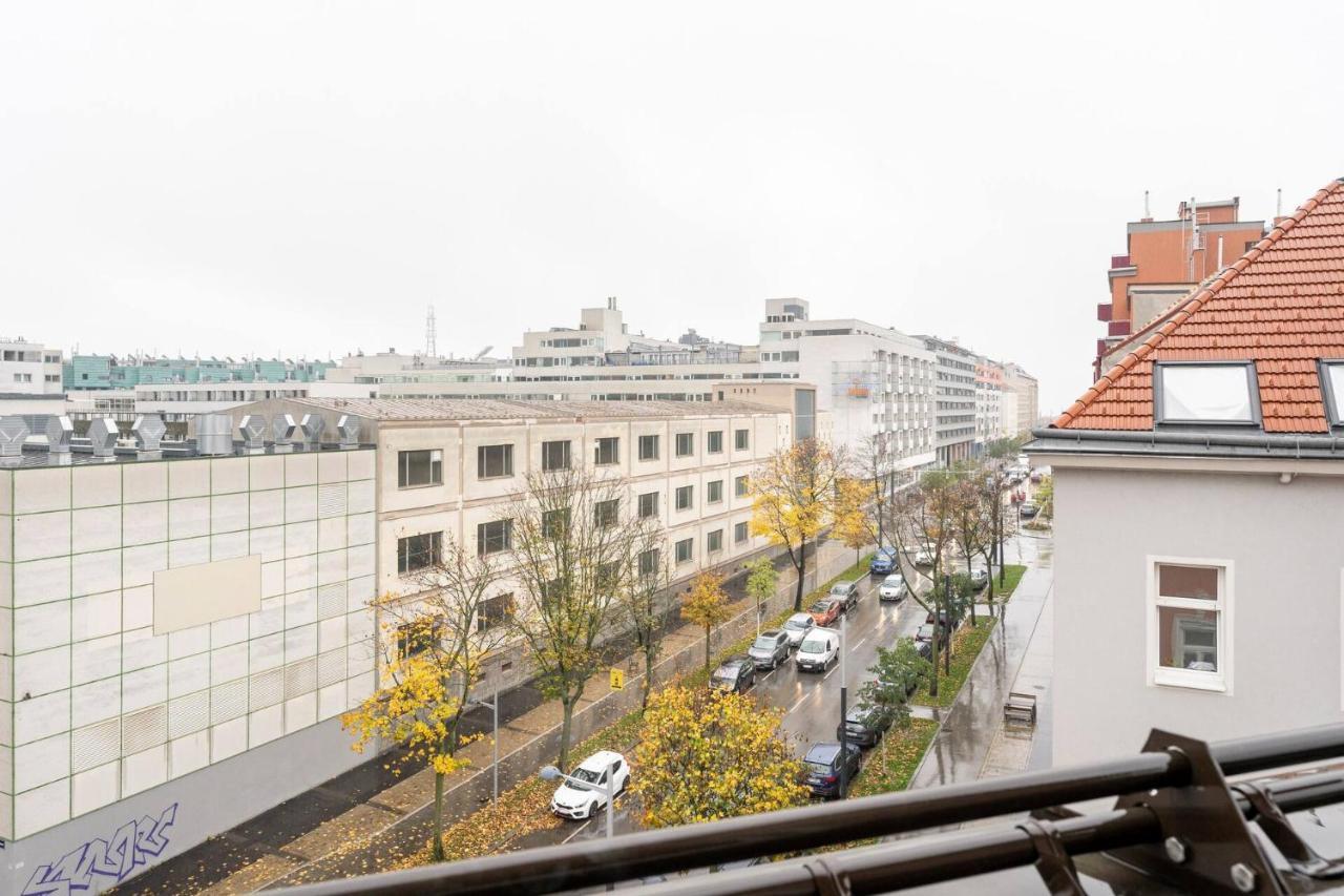 Yeshello Central Station Vienna Exterior photo